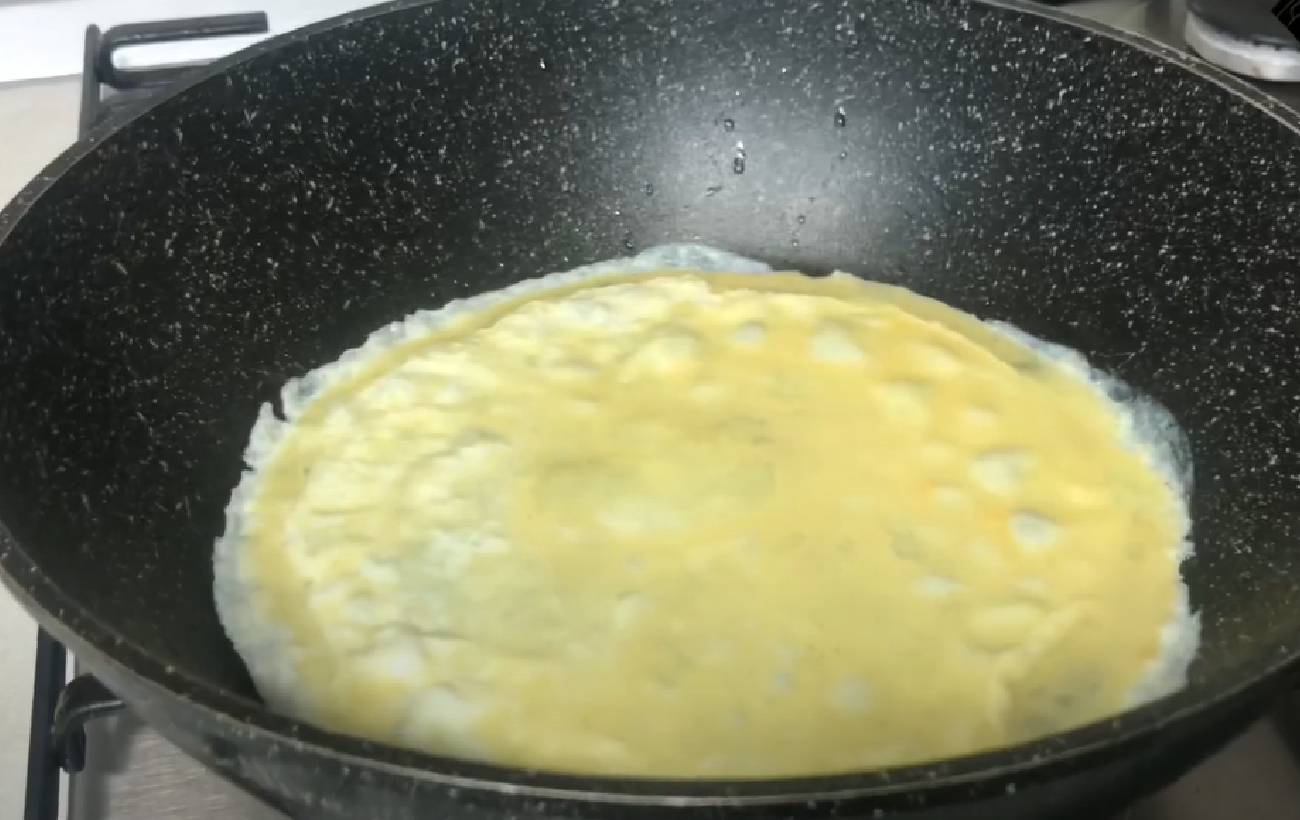 Яичный рулет с мясом и овощами: рецепт оригинального завтрака с простым приготовлением